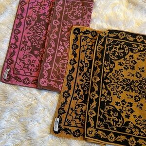 (Fieldcrest) Retro Floral Patterned Bath Towels in Pink and Gold